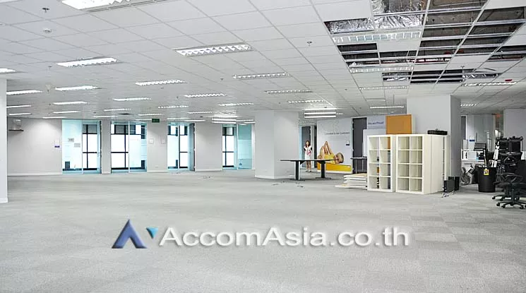 United Center Office space  for Rent BTS Sala Daeng in Silom Bangkok